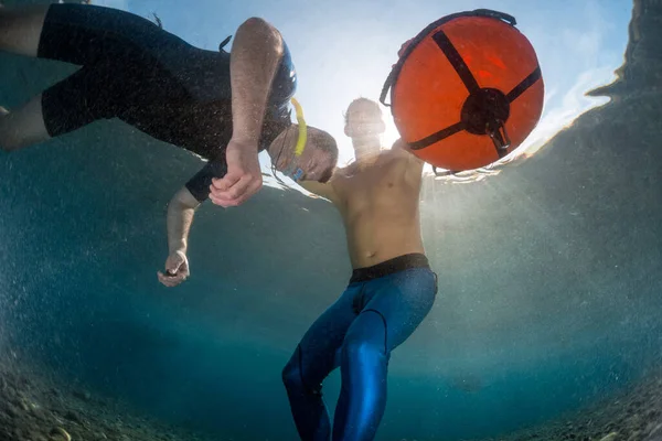 Unterwasseraufnahmen Von Freitauchern Beim Training Niedrigwasser Tropischen Meer Amed Indonesien — Stockfoto