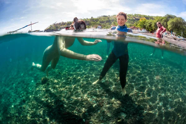 在热带海低水区训练自由潜水员的水下射击训练 印度尼西亚阿梅德 — 图库照片