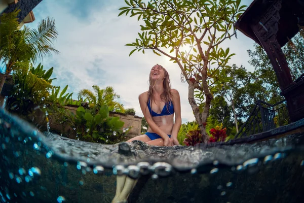 Yüzme Havuzunda Sıçrayan Genç Bayan — Stok fotoğraf