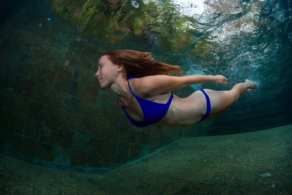Młoda Dama Pływa Pod Wodą Basenie — Zdjęcie stockowe