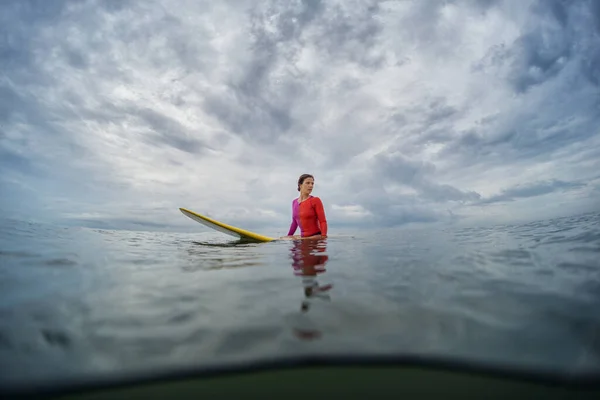 Unterwasser Split Aufnahme Der Jungen Surferin Die Auf Einem Brett — Stockfoto