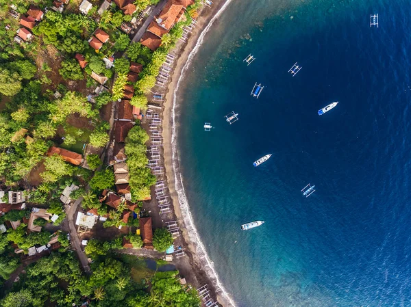 Luftaufnahme Einer Ruhigen Lagune Mit Traditionellen Booten Und Gebäuden Ufer — Stockfoto