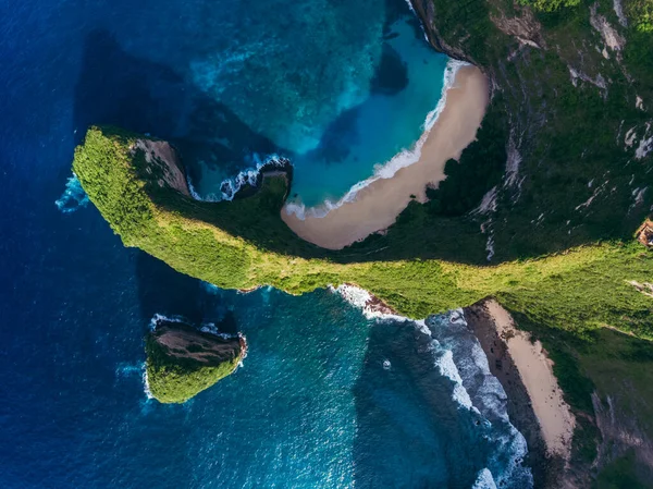 Trópusi Strand Szikla Nusa Penida Szigetén Indonéziában — Stock Fotó