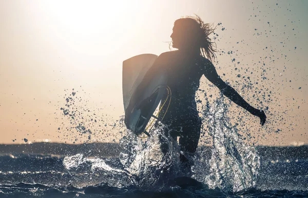 Woman Smiles Runs Sea Lots Splashes — Stock Photo, Image