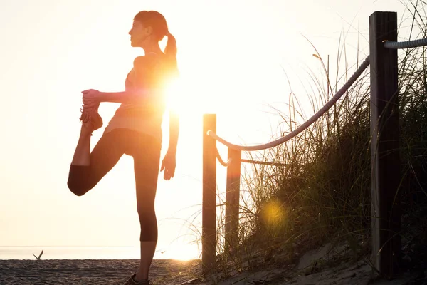 Une Femme Fait Des Exercices Étirement Sur Une Plage Lever — Photo