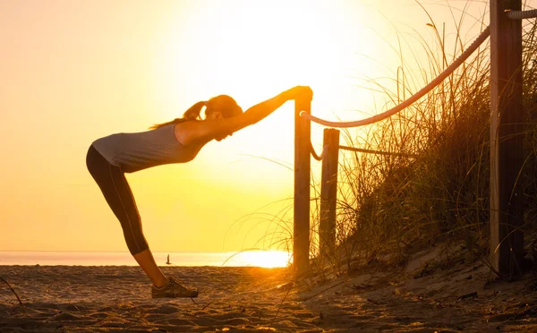 Frau Macht Dehnübungen Strand Bei Sonnenaufgang — Stockfoto