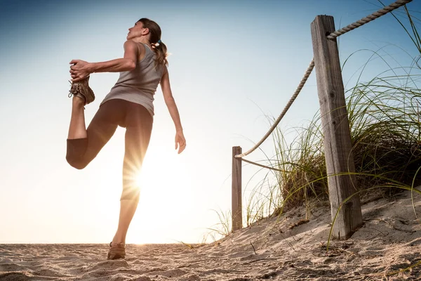 Mulher Realiza Exercícios Alongamento Uma Praia Nascer Sol — Fotografia de Stock