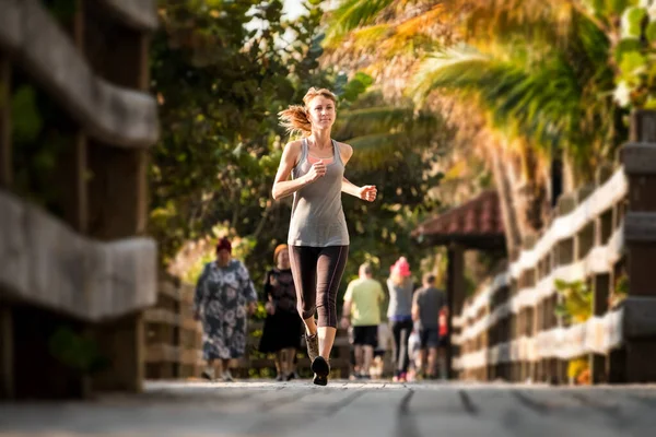 Λεπτή Νεαρή Γυναίκα Τρέχει Στο Ξύλινο Διάδρομο Στο Πάρκο — Φωτογραφία Αρχείου