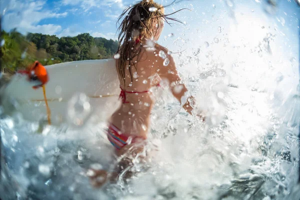 Žena Běží Moře Surfařem Spoustou Stříkanců — Stock fotografie