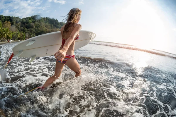 Ung Kvinna Springer Havet Med Surfbräda — Stockfoto