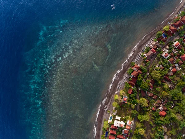 Flygfoto Undervattens Korallrev Nära Stranden Med Byggnader Bali Indonesien — Stockfoto