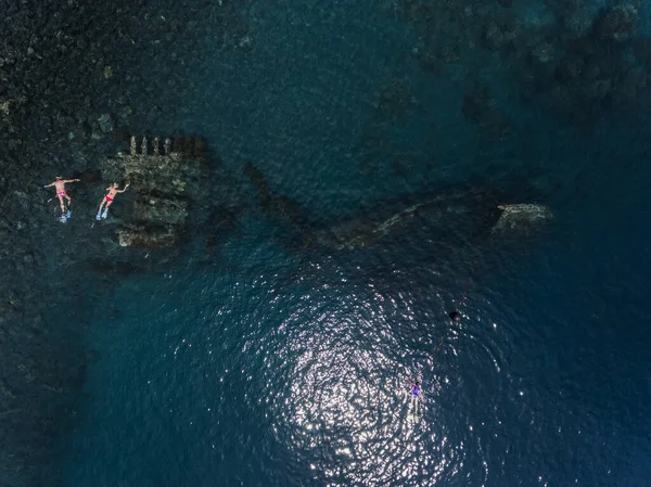 Disparo Aéreo Del Barco Japonés Naufragó Con Gente Haciendo Snorkel — Foto de Stock