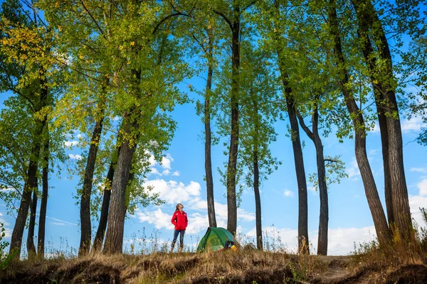 Jongedame Die Bij Tent Staat Naar Bomen Kijkt — Stockfoto