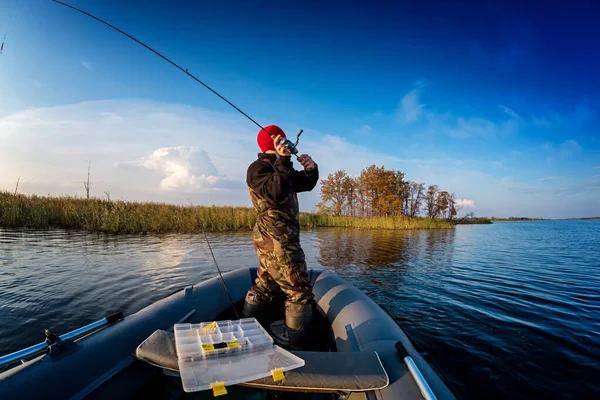 Mann Fischt Bei Sonnenuntergang Vom Boot Aus Auf Dem See — Stockfoto
