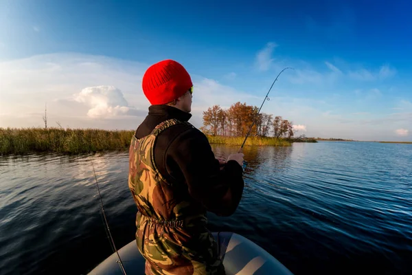 Hombre Pescando Desde Barco Lago Atardecer —  Fotos de Stock