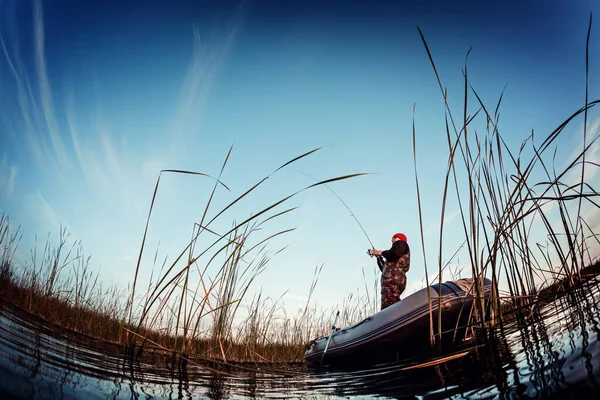 Man Fiskar Från Båten Sjön Vid Solnedgången — Stockfoto