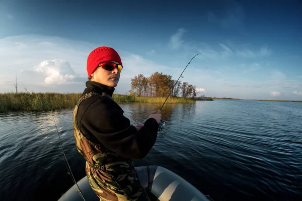 Hombre Pescando Desde Barco Lago —  Fotos de Stock