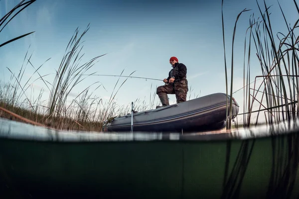 Rozdzielone Ujęcie Człowieka Łowiącego Ryby Łodzi Jeziorze — Zdjęcie stockowe
