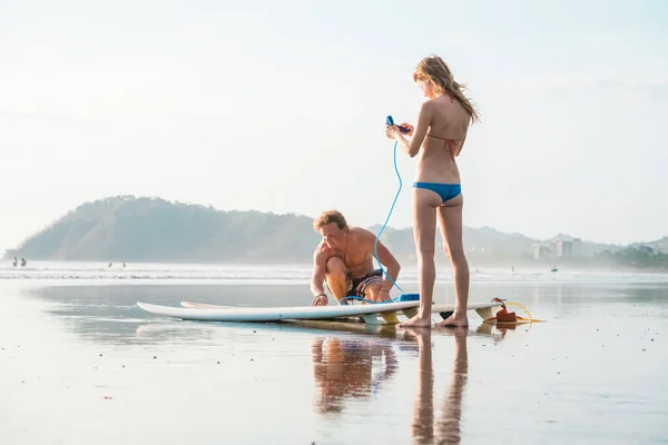 Två Unga Surfare Står Stranden Och Förbereder Brädor För Ridning — Stockfoto