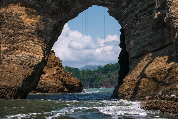 Kosta Rika Marina Ballena Ulusal Parkı Ndaki Kayalıklarda Bir Delik — Stok fotoğraf