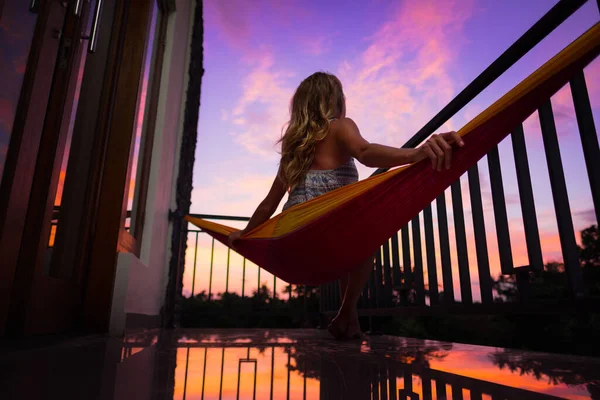 Frau Entspannt Sich Der Hängematte Und Genießt Sonnenuntergang Vom Balkon — Stockfoto