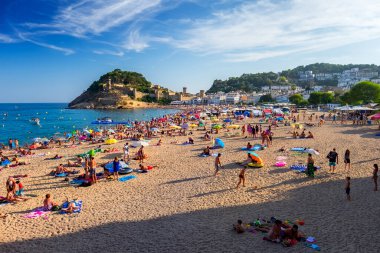 TOSSA DE MAR, 19 AUG 2016: Tossa de Mar şehrinin merkez plajı