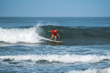 İnsan okyanusta sörf yapar