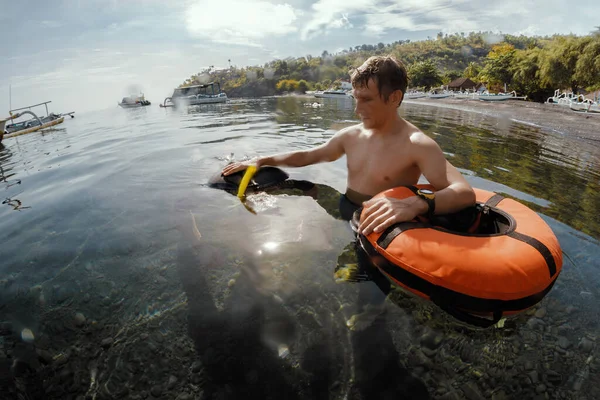 Freedivers Sakin Bir Körfezin Sığ Sularında Statik Nefes Tutma Eğitimi — Stok fotoğraf