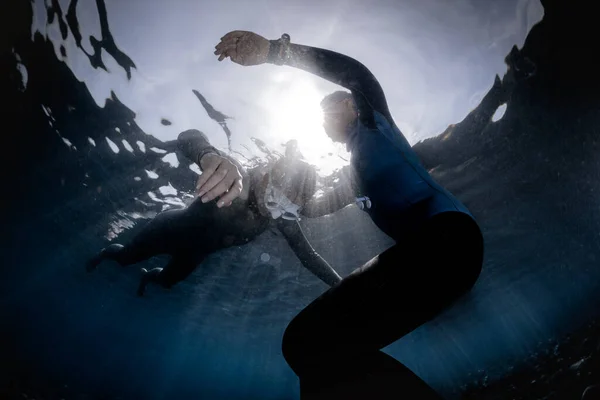 自由潜水员水下射击训练静息屏住呼吸 — 图库照片