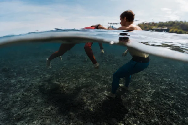 Unterwasseraufnahmen Von Freitauchern Beim Training Niedrigwasser Tropischen Meer Amed Indonesien — Stockfoto