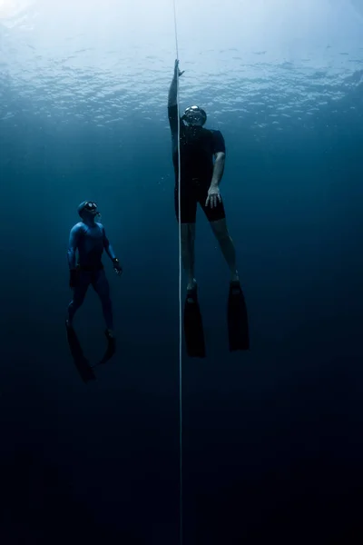 Free Diver Ascending Rope Depth — Stock Photo, Image