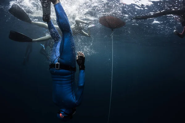 海洋表面的自由潜水员准备潜入海底 — 图库照片