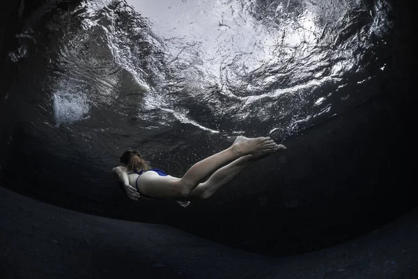 Jovem Senhora Nadando Debaixo Água Piscina — Fotografia de Stock