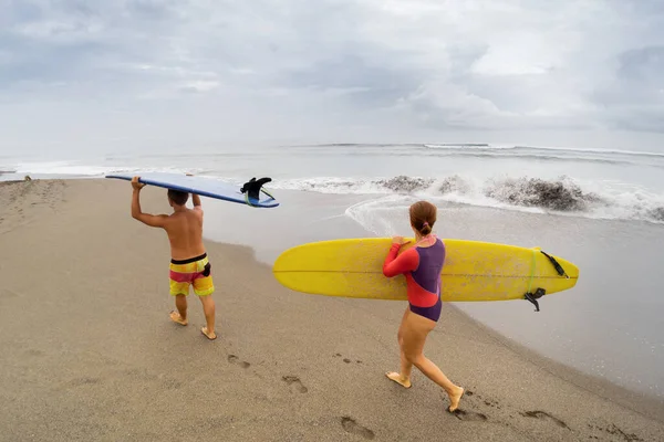 Zwei Surfer Laufen Mit Surfbrettern Strand Entlang — Stockfoto