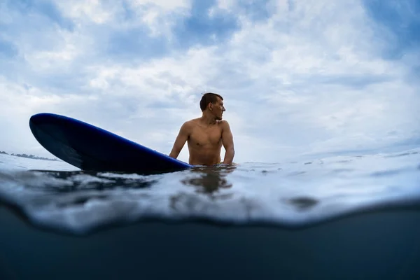 Tiro Subaquático Dividido Jovem Surfista Sentado Tabuleiro Espera Das Ondas — Fotografia de Stock