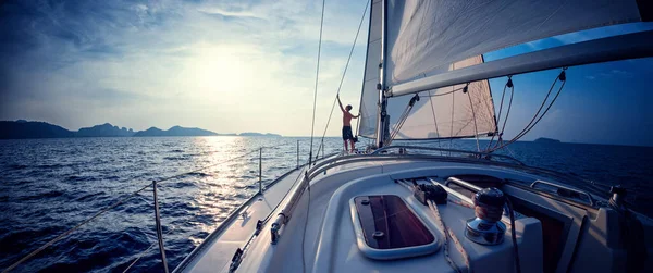 Jeune Homme Debout Sur Yacht Dans Mer Coucher Soleil — Photo