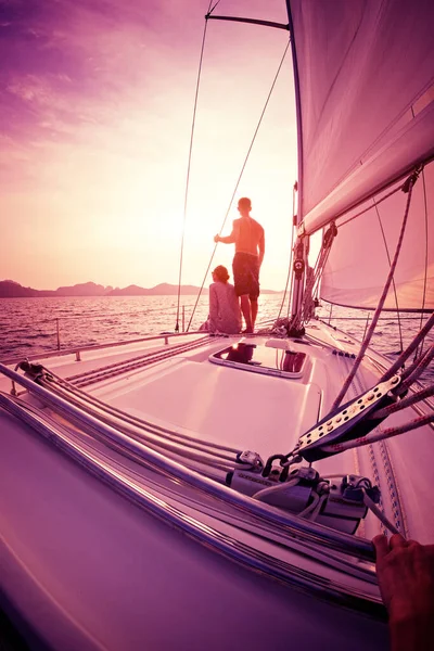 Casal Desfrutando Pôr Sol Partir Convés Barco Vela Movimento Mar — Fotografia de Stock