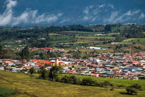 Piccola Città Con Chiesa Situata Nelle Montagne Sul Lato Collinare — Foto Stock