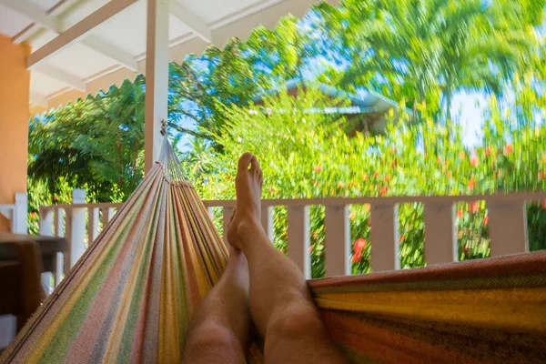Man Ontspannen Hangmat Tropische Tuin Beweging Wazig Achtergrond — Stockfoto