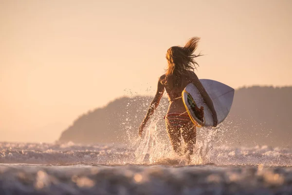 Frau Läuft Mit Surfbrett Ins Meer — Stockfoto