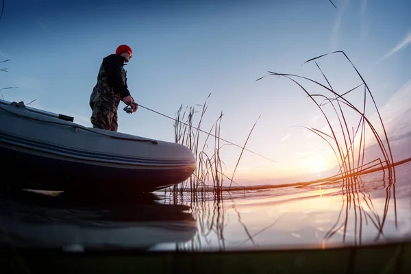 Photo Détachée Homme Pêchant Bateau Sur Lac Coucher Soleil — Photo