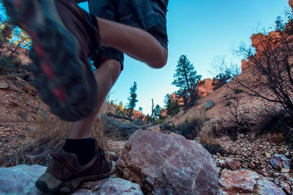 Hiker Crossing Rocky Terrain Bryce Canyon National Park Usa — Stock Photo, Image