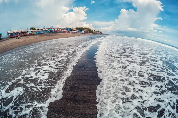 Пляж Море Волнами Белой Пеной — стоковое фото