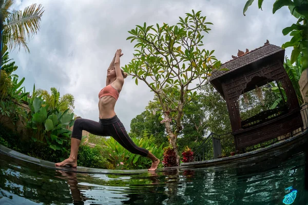 Giovane Donna Esegue Esercizi Yoga Nel Giardino Tropicale Bordo Piscina — Foto Stock