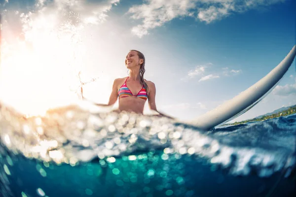 Mulher Sorrindo Feliz Senta Prancha Surf Oceano — Fotografia de Stock