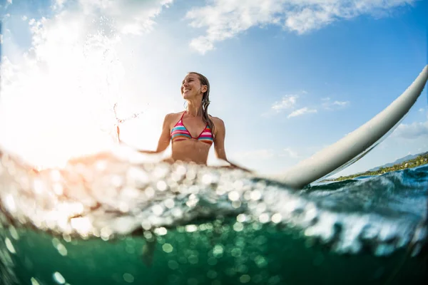 Junge Frau Vergnügt Sich Mit Surfbrett Meer — Stockfoto