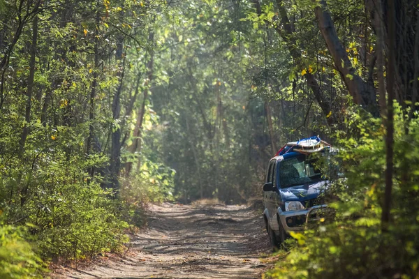 Auto Geparkt Auf Der Unbefestigten Straße Tiefen Tropenwald Surfbretter Auf — Stockfoto