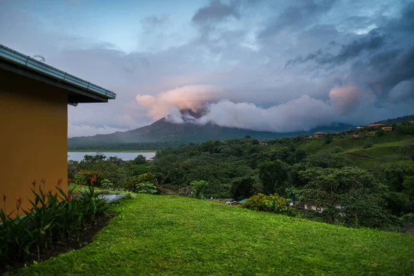 Volcán Del Arenal Cubierto Nubes Durante Atardecer Costa Rica — Foto de Stock