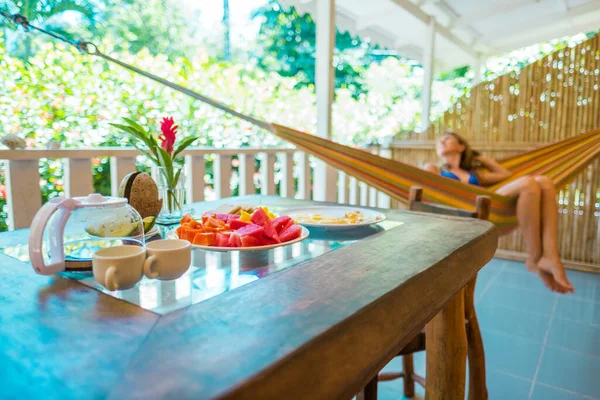 Tafel Met Ontbijt Fruit Vrouw Ontspannen Hangmat Achtergrond Focus Fruit — Stockfoto