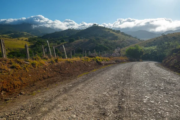 Strada Sterrata Rurale Con Montagne Vulcano Tenorio Sinistra Nuvole Sullo — Foto Stock